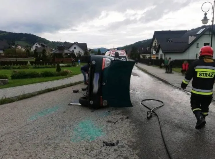 Kraksa w Powroźniku. Kierowca uwięziony w samochodzie