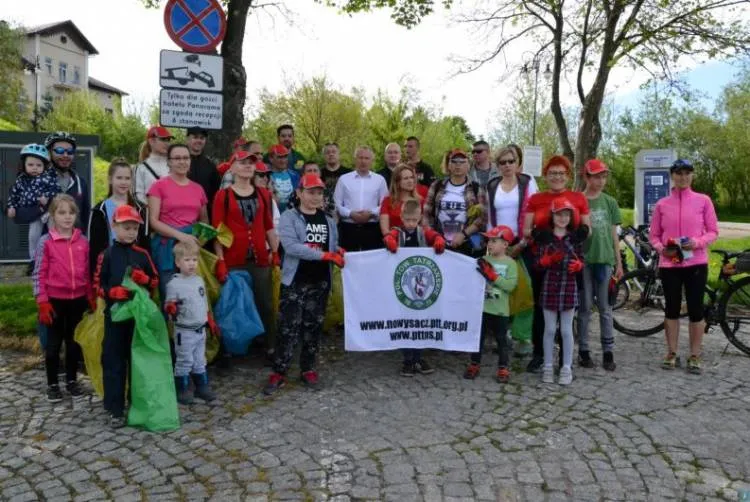 Pracownicy Urzędu Miasta sprzątali tereny nad Dunajcem