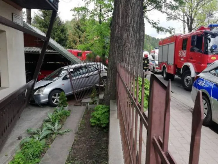 Po czołowym zderzeniu wjechał w bramę posesji
