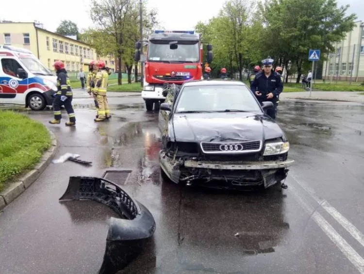 Wypadek na skrzyżowaniu. Osobówce urwało zderzak