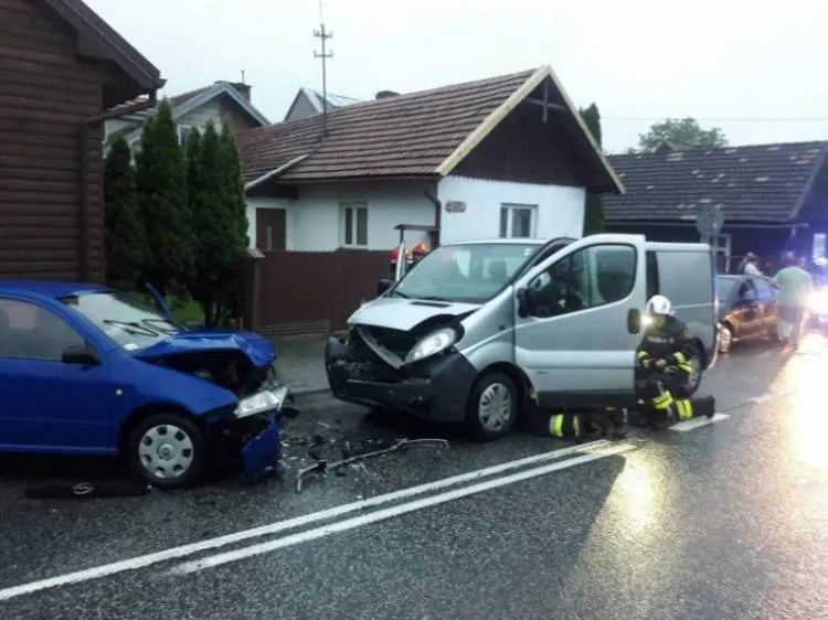 Czołowo zderzył się z dostawczakiem