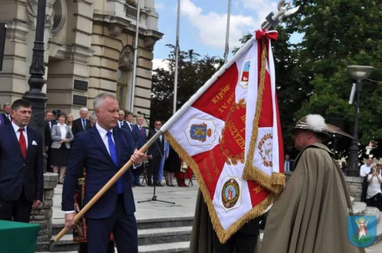 Replika sztandaru przekazana
