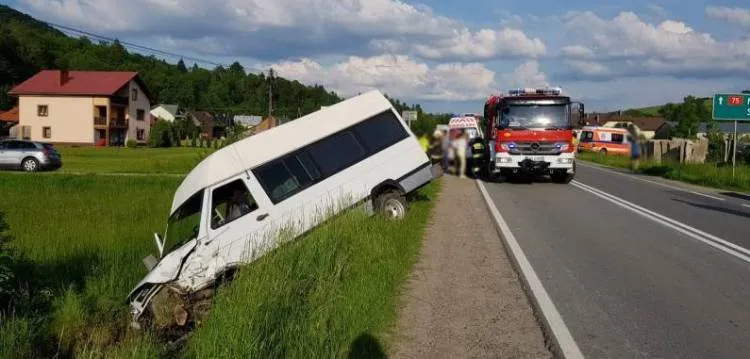 Kraksa dwóch osobówek i busa