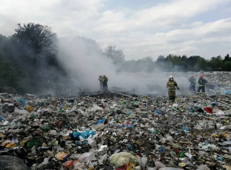Pożar odpadów na wysypisku śmieci