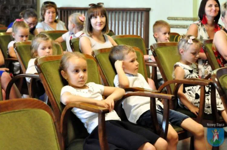 Uczniowie zbierali zużyte baterie