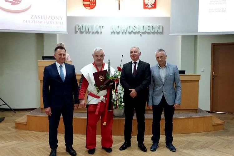 Starosta i przewodniczący Rady Powiatu wręczyli oznaki honorowe 