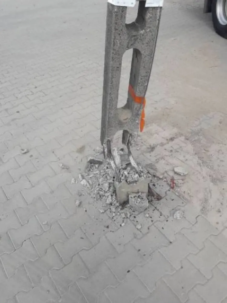 Uszkodził słup i odjechał