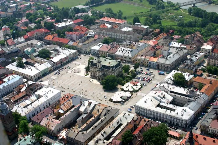 Dzisiaj i jutro utrudnienia w ruchu, w okolicy sądeckiego rynku
