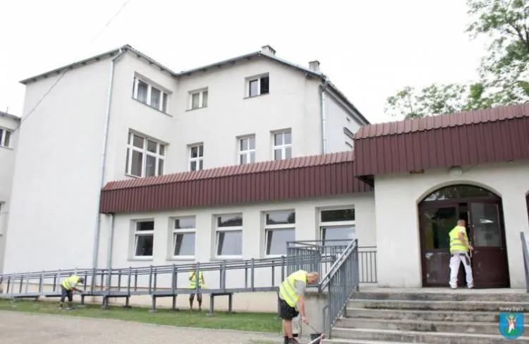 Służby interwencyjne remontują schody i podjazd do SP nr 8