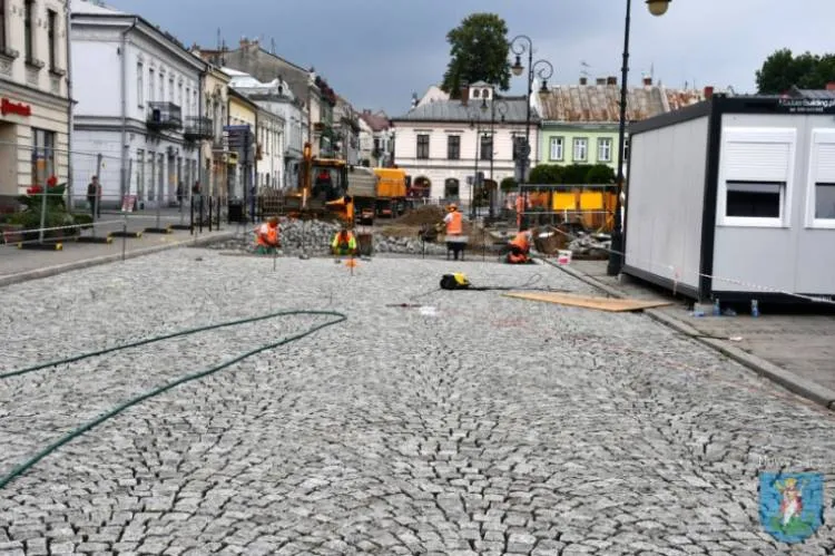 Prace remontowe nawierzchni wokół rynku idą zgodnie z planem