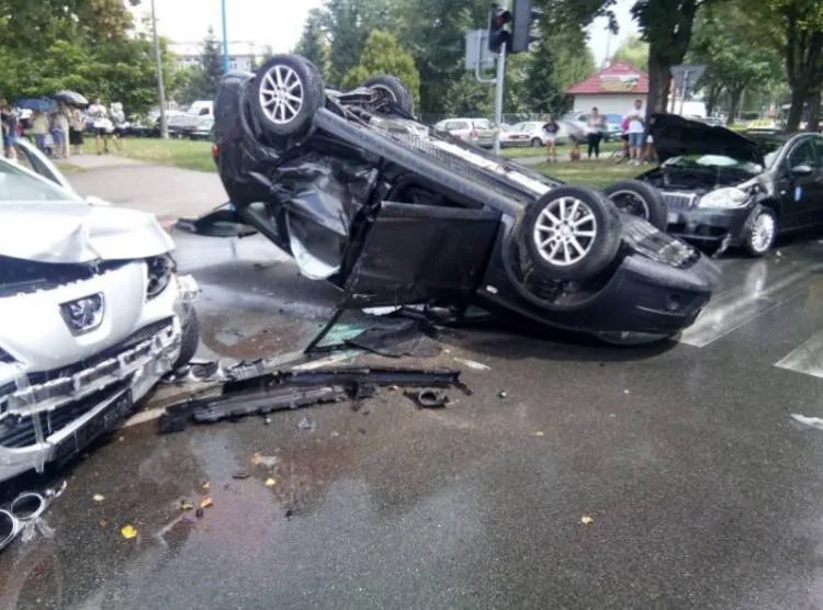 Kolizja na skrzyżowaniu w Nowym Sączu. 8 osób poszkodowanych