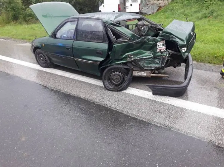 Kolizja osobówki i autobusu w Starym Sączu