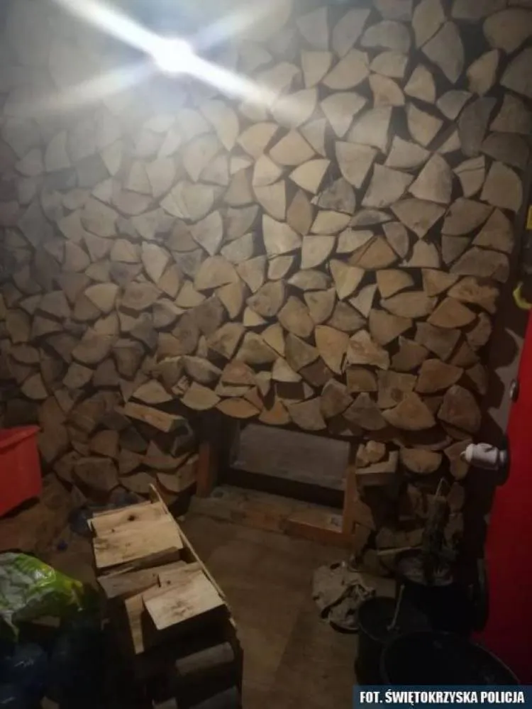 Trzymał narkotyki za drewnianą ścianą