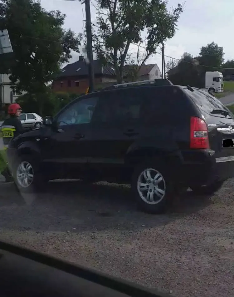 Kraksa w Biczycach Górnych, droga częściowo zablokowana 