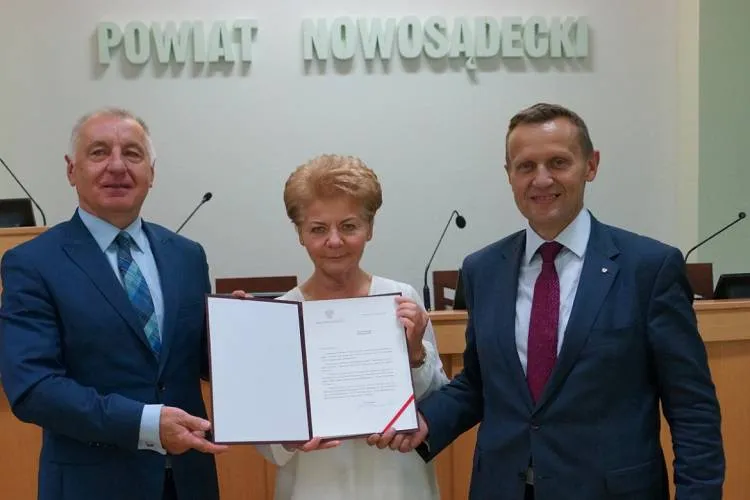 Ponad 27 mln na remont dróg i zakup karetki pogotowia