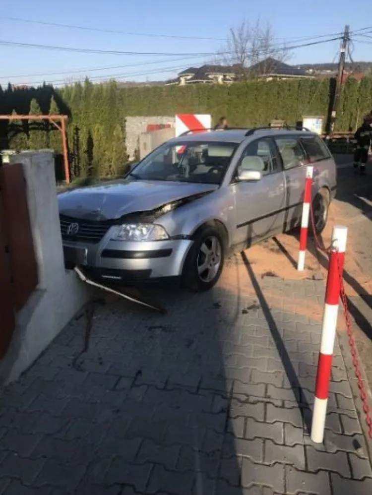 Wjechał w ogrodzenie posesji
