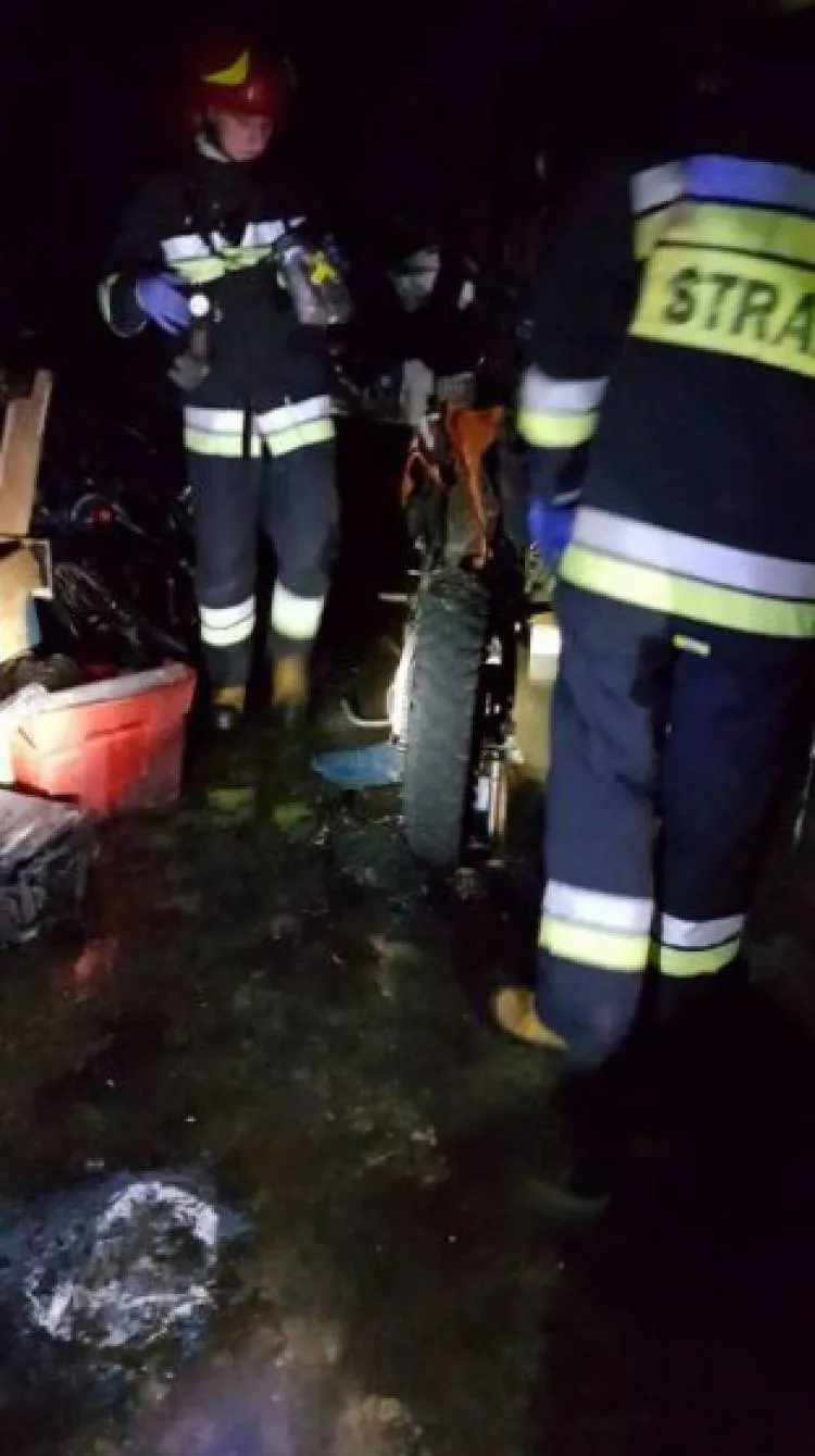 Pożar garażu w Stańkowej. Dwoje nastolatków poparzonych