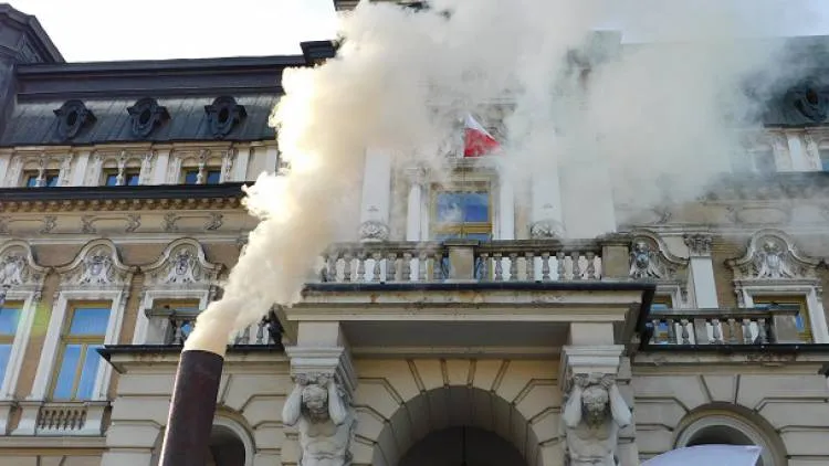 Na płycie rynku odbył się pokaz palenia od góry