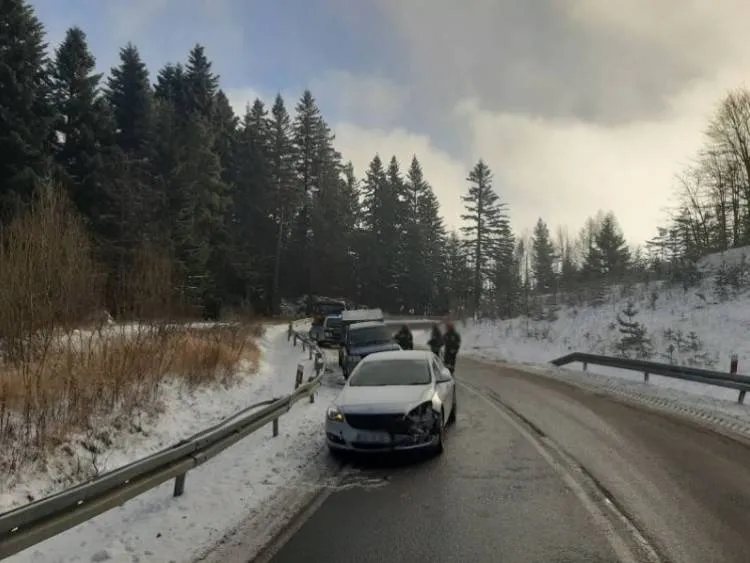 Wypadek w Bereście. Kierujący wpadł w poślizg
