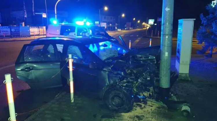 Kolizja w Chełmcu. Ford uderzył w słup podtrzymujący sygnalizator świetlny