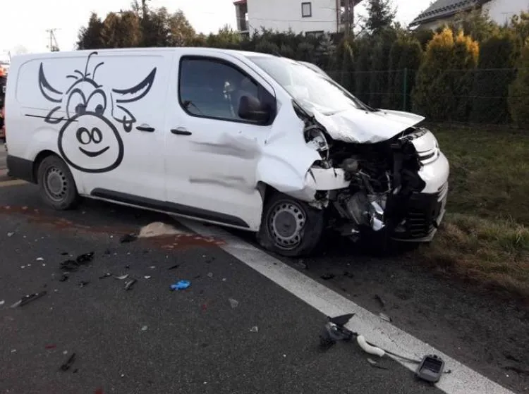 Kadcza. Czołowe zderzenie osobówki i dwóch samochodów dostawczych