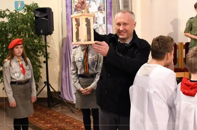 Harcerze przekazali Betlejemskie Światełko Pokoju