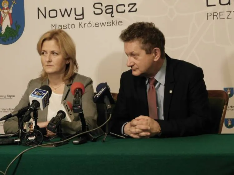 Władze miasta odpowiadają na wątpliwości związane z pokazem "palenia od góry" w Nowym Sączu