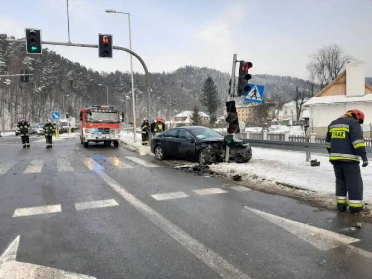 Zderzyli się i uszkodzili słup sygnalizacji świetlnej