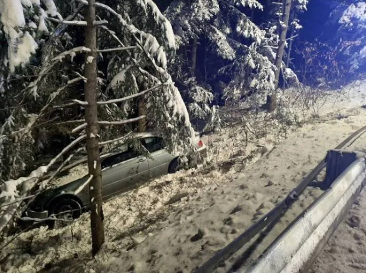 Zjechał z drogi i zawisł na skarpie