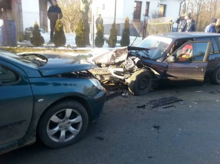 Wypadek w Gostwicy. Dwie osoby trafiły do szpitala