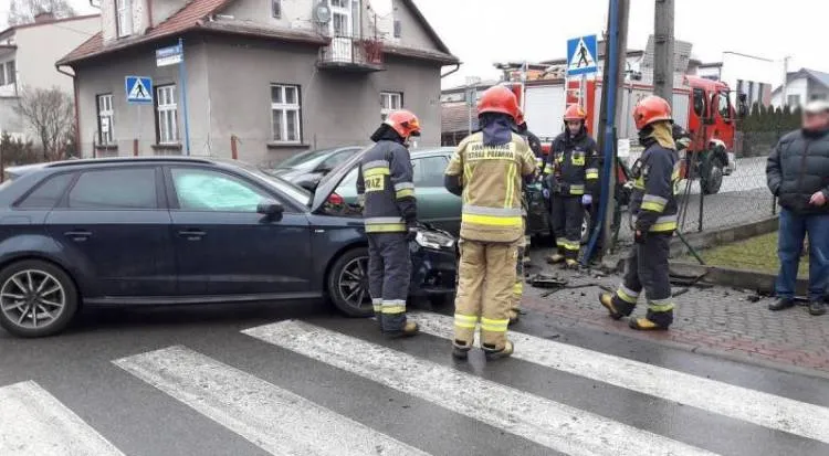 Stłuczka w Nowym Sączu. Audi i Opel zderzyły się na skrzyżowaniu