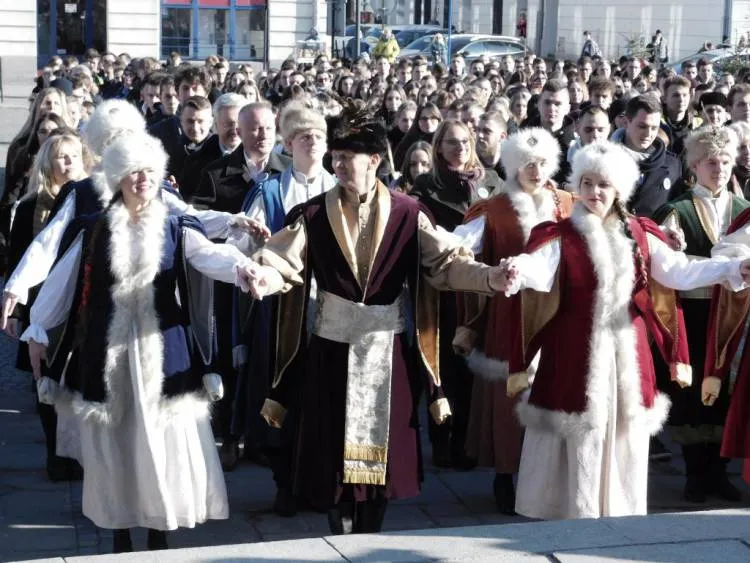 Maturzyści zatańczyli Poloneza pod ratuszem