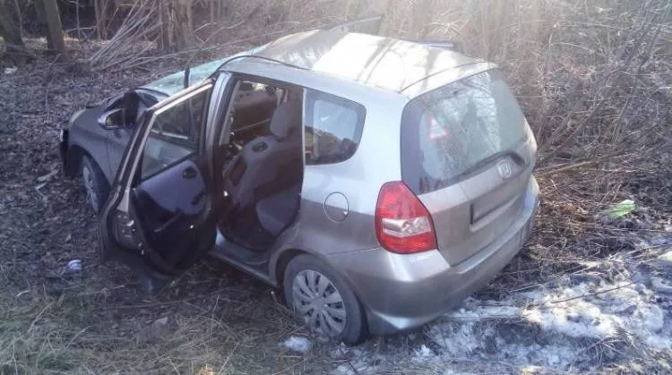 Wypadek w Naściszowej. Kierująca została zakleszczona w pojeździe