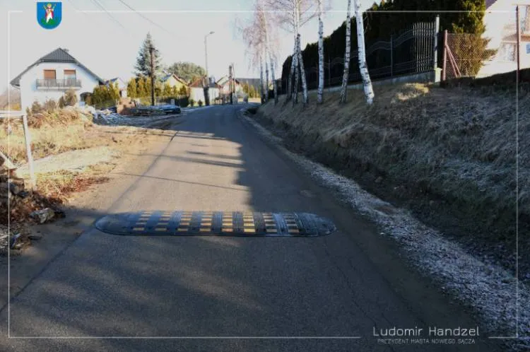 Doświetlone przejście dla pieszych oraz zamontowane progi zwalniające
