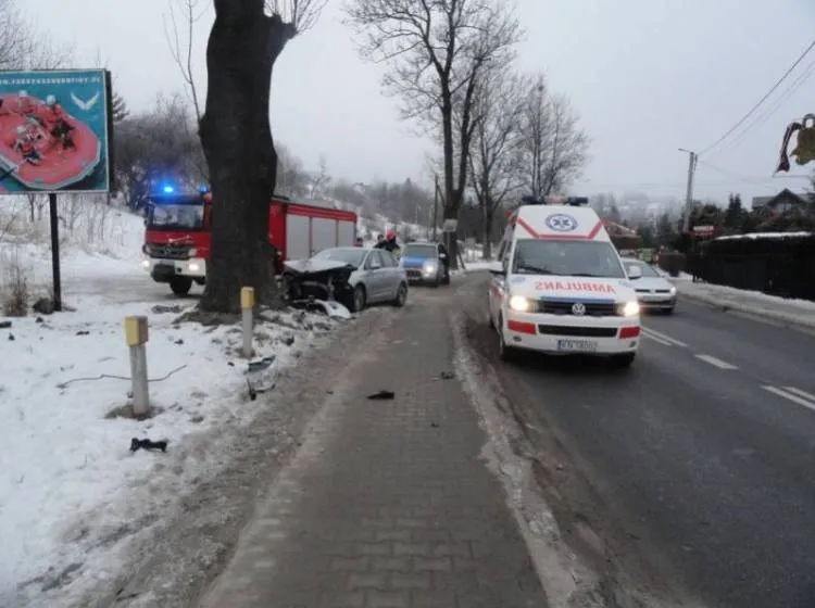 W Krynicy-Zdroju Citroen wypadł z drogi. Jedna osoba trafiła do szpitala