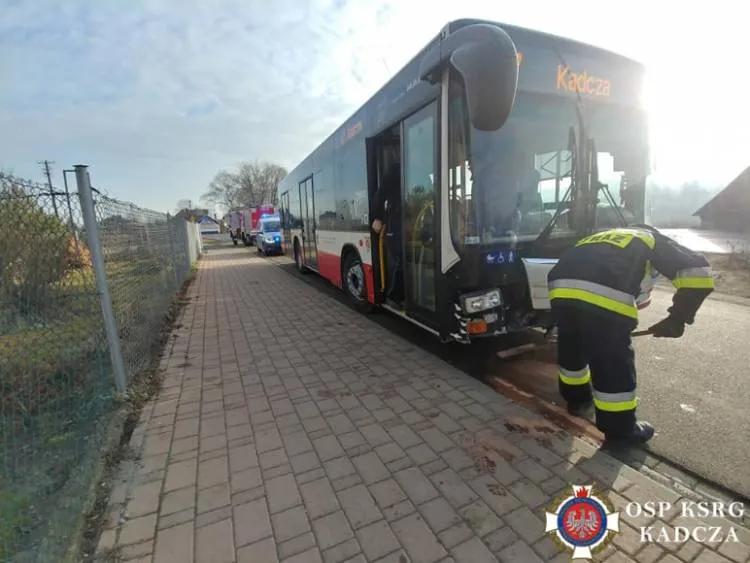 zderzenie autobusu i samochodu osobowego w Kadczy