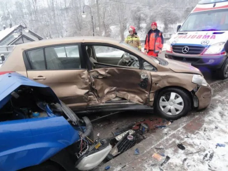Wypadek w Krynicy-Zdroju. Na łuku drogi zderzyły się dwie osobówki