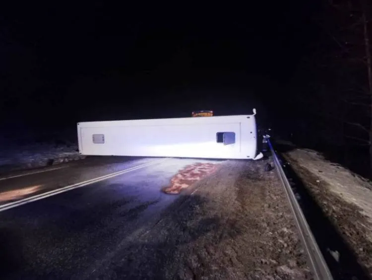 Kiepskie warunki pogodowe na drogach. Strażacy od rana mają ręce pełne roboty