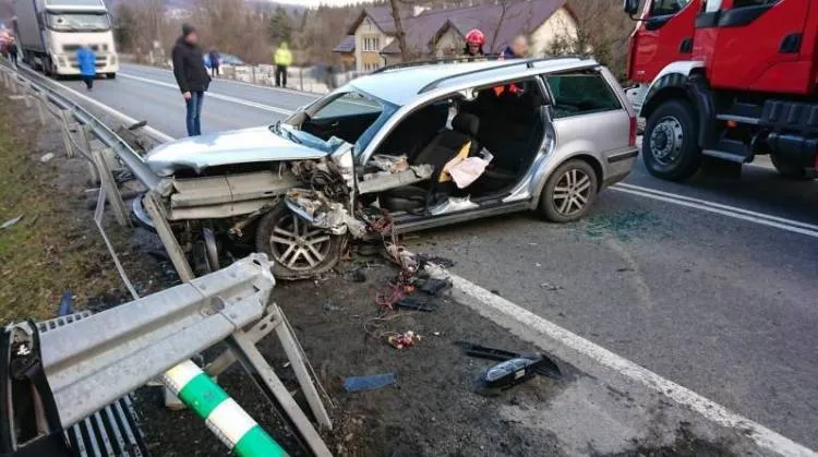 Wypadek w Paszynie. Bariera energochłonna wbiła się w samochód