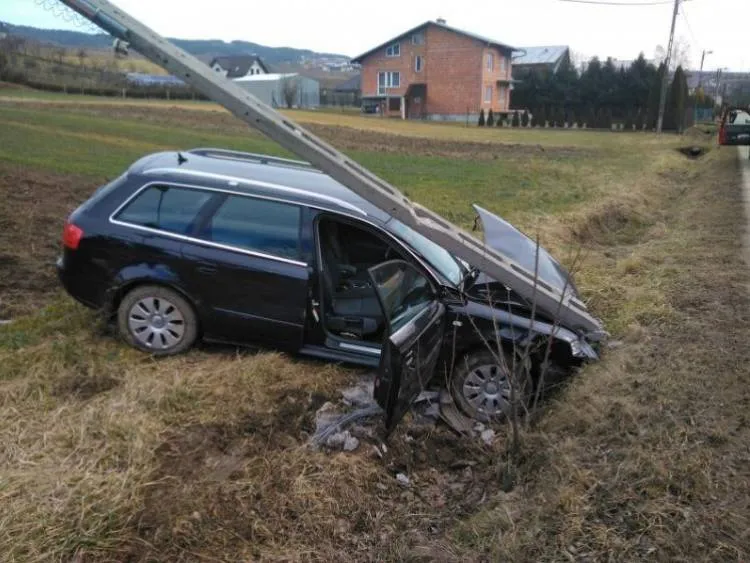 Kolizja i uszkodzony słup energetyczny