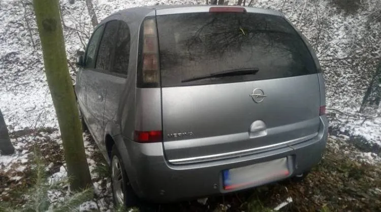 pojazd zjechał do potoku Grybów