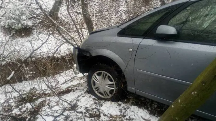 pojazd zjechał do potoku Grybów