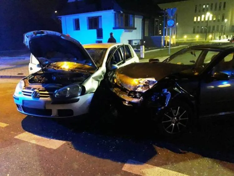 Zderzenie dwóch osobówek na ul. Grunwaldzkiej. Cztery osoby trafiły do szpitala