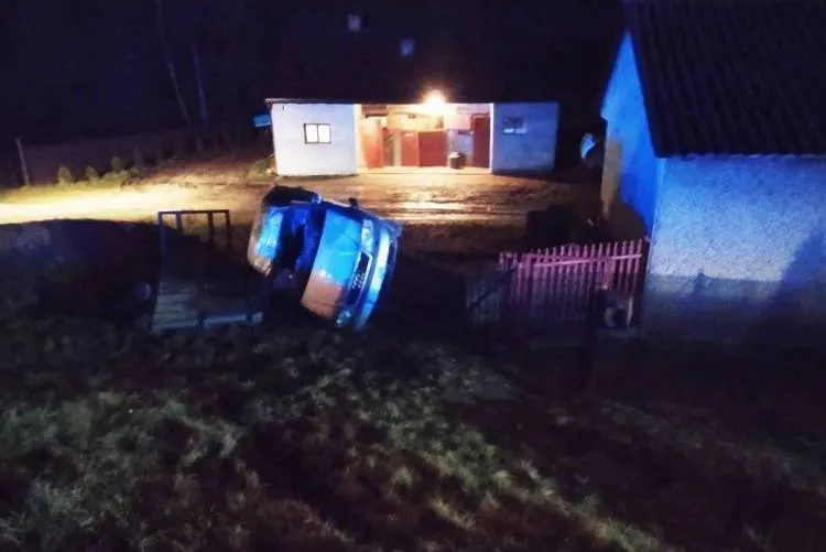 Kolizja w Trzycierzu. Jeden z pojazdów wypadł z drogi i zatrzymał się na ogrodzeniu posesji