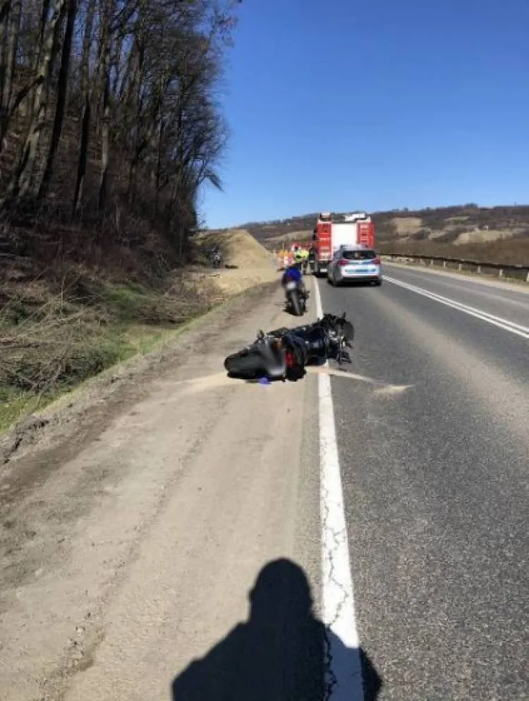 zderzenie motocyklu i samochodu osobowego Kurów