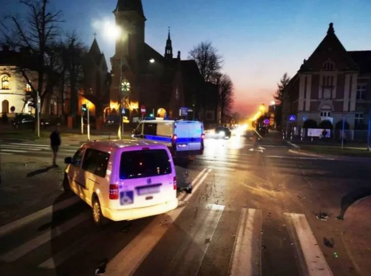 Zderzenie samochodu osobowego i motocykla na Al. Batorego