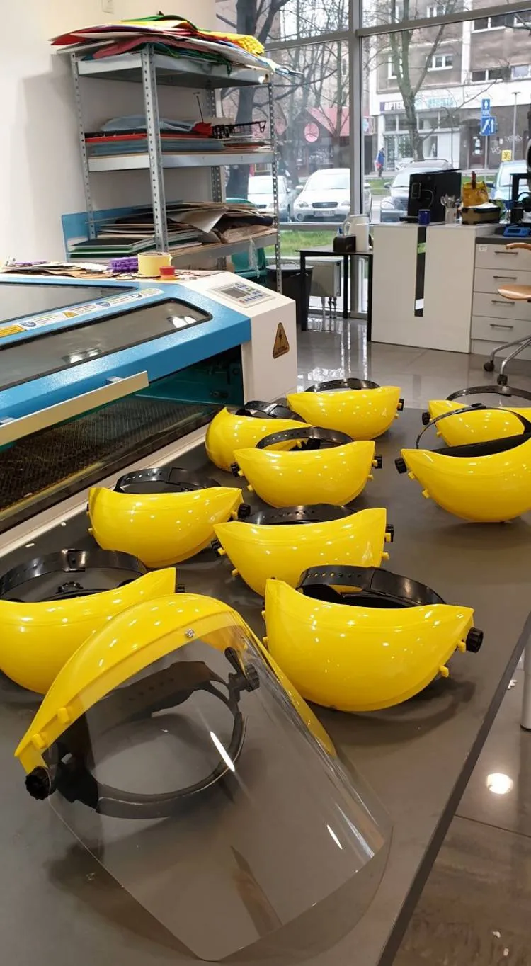 Dwa tysiące przyłbic, tysiąc maseczek! Od MARR wraz i FabLab Małopolska dla szpitali w Krakowie