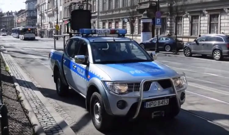 Sceny jak z horroru. Pobili, ugodzili nożem i wypchnęli z auta 