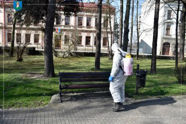 Na ulicach Nowego Sącza pojawiły się służby w białych kombinezonach