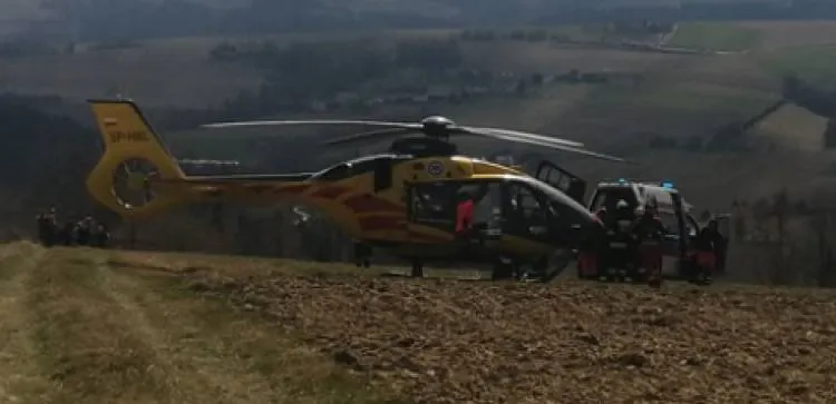 Wypadek podczas prac polowych w Korzennej. Na miejsce wezwano LPR